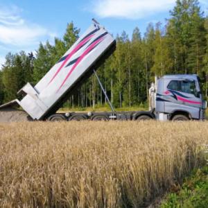 Kuorma-auto viljapellolla.
